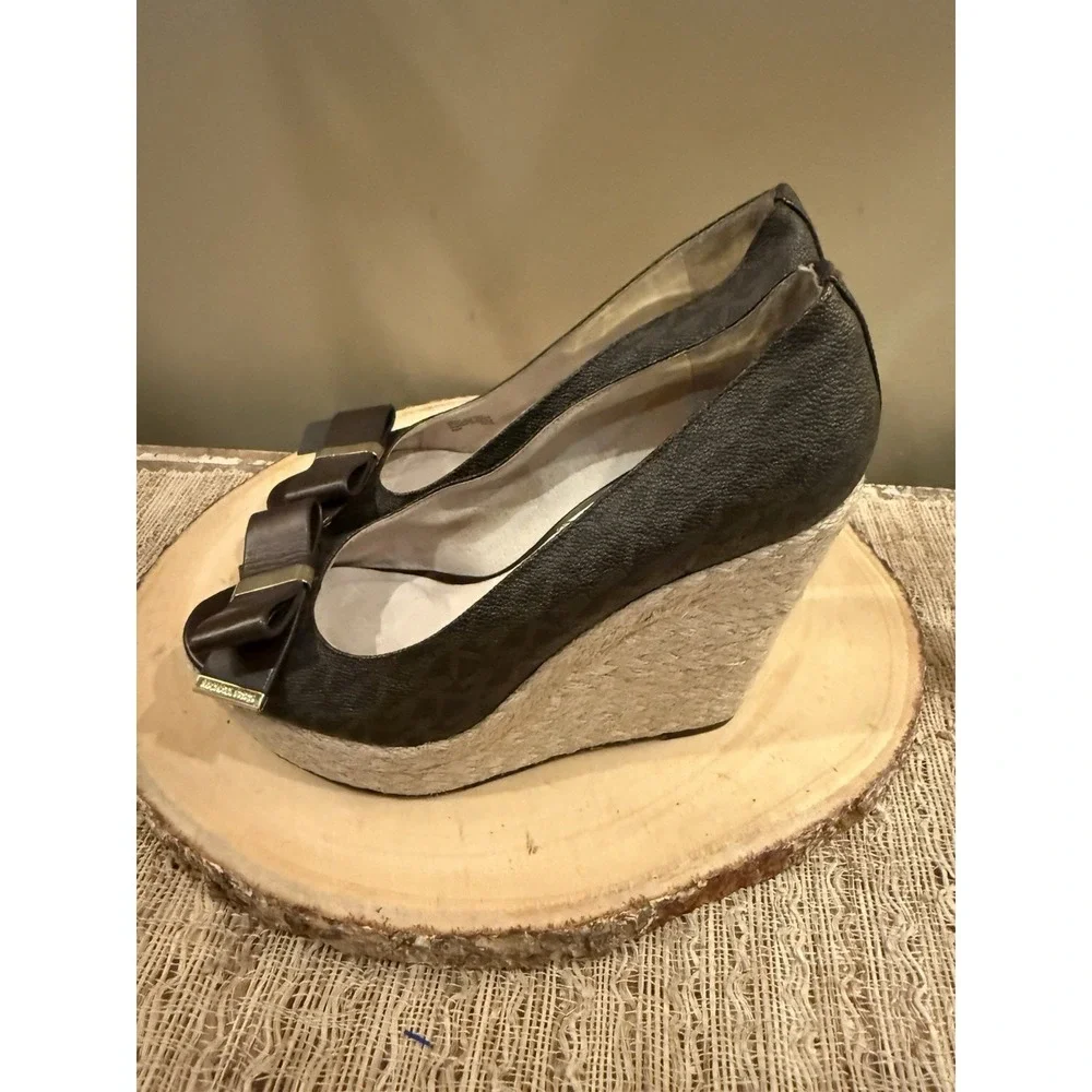 Michael Kors MEG MK 8.5 Brown Logo‎ Signature Peep Toe Bow Espadrille's Wedges